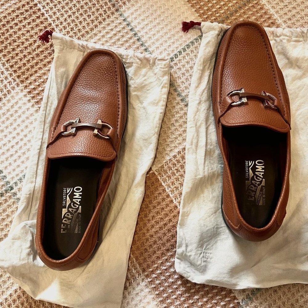 FERRAGAMO - Men's Textured Calfskin Gancini Loafer (+ LIGHT BROWN BELT)